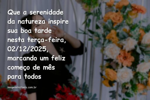 Paisagem serena com céu azul refletido na água calma, transmitindo a paz de uma boa tarde de terça-feira no início do mês.
