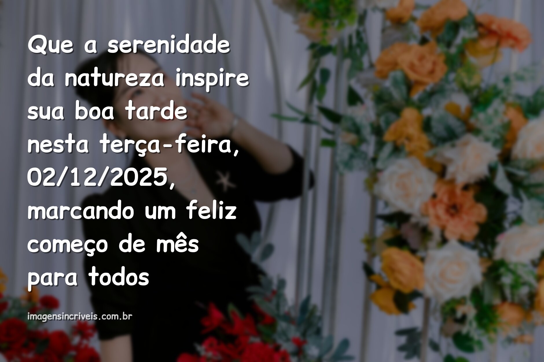 Paisagem serena com céu azul refletido na água calma, transmitindo a paz de uma boa tarde de terça-feira no início do mês.