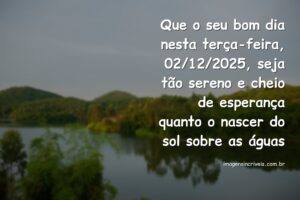 Céu vibrante ao amanhecer refletido sobre a água calma, evocando sentimentos de paz, ânimo e renovação para o início do mês.