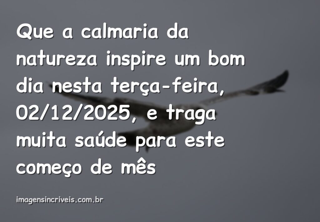 Paisagem serena com céu azul e nuvens brancas refletidas na água límpida, transmitindo paz e renovação para um novo dia.