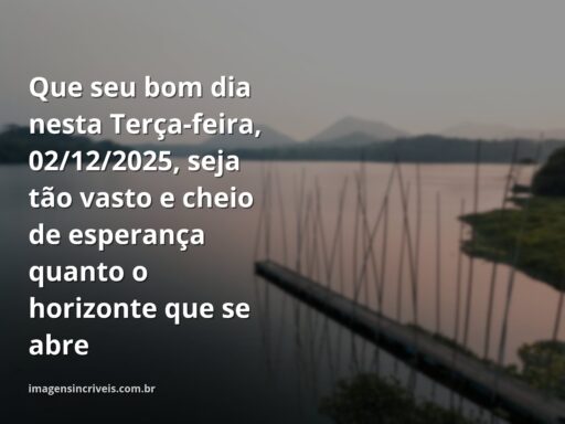 Céu azul e alaranjado do amanhecer refletido em águas calmas, simbolizando a esperança e a paz de um novo começo de mês.